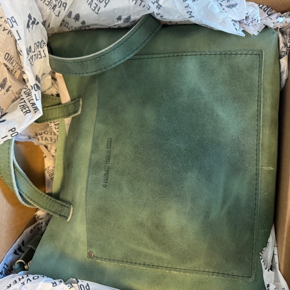 Portland Leather MEDIUM CROSSBODY TOTE Cucumber Green NEW in Box - Picture 8 of 15